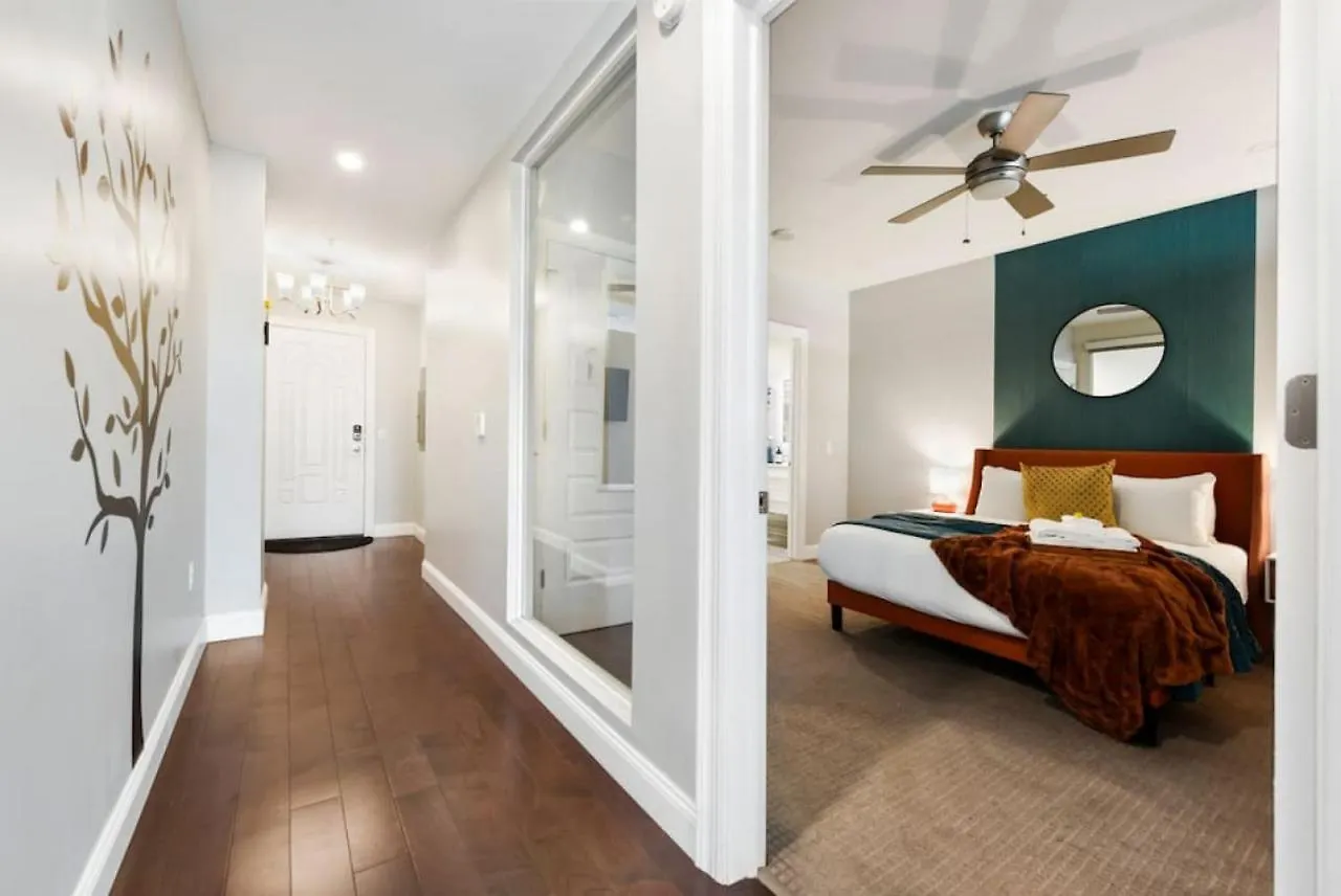 Apartment Hostwise Stays - The Washington At Chatham - Free Parking, Private Gym, Skyline Views! Pittsburgh