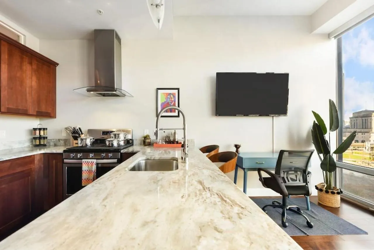 Hostwise Stays - The Washington At Chatham - Free Parking, Private Gym, Skyline Views! Pittsburgh Apartment