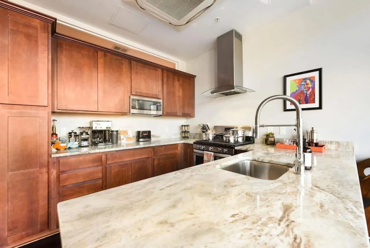 Hostwise Stays - The Washington At Chatham - Free Parking, Private Gym, Skyline Views! Pittsburgh Apartment