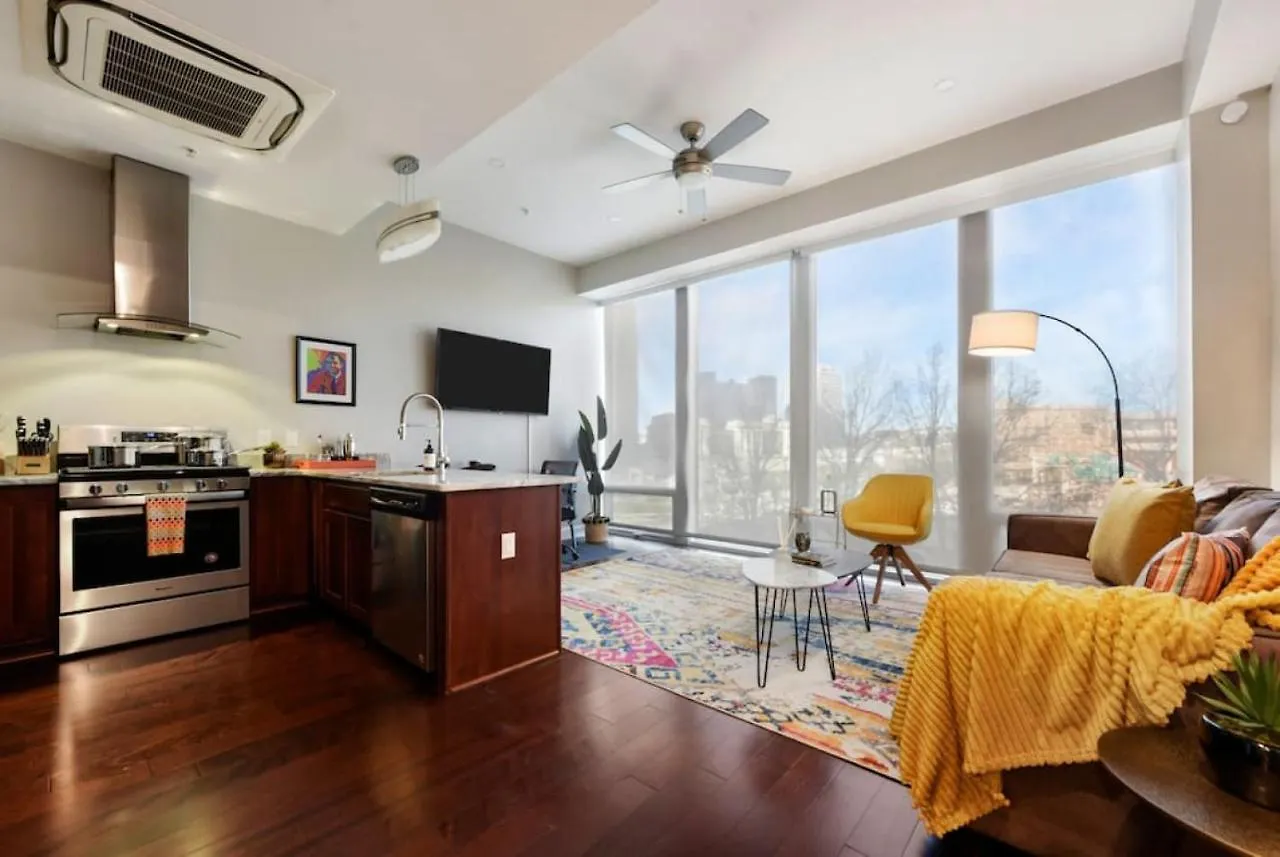 Hostwise Stays - The Washington At Chatham - Free Parking, Private Gym, Skyline Views! Pittsburgh Apartment