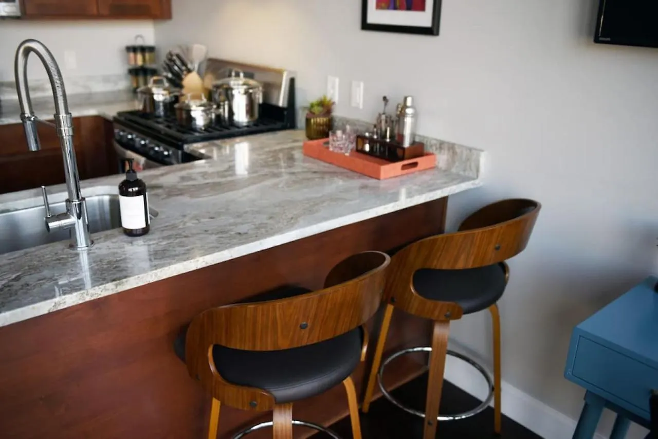 Hostwise Stays - The Washington At Chatham - Free Parking, Private Gym, Skyline Views! Pittsburgh 0*,  United States